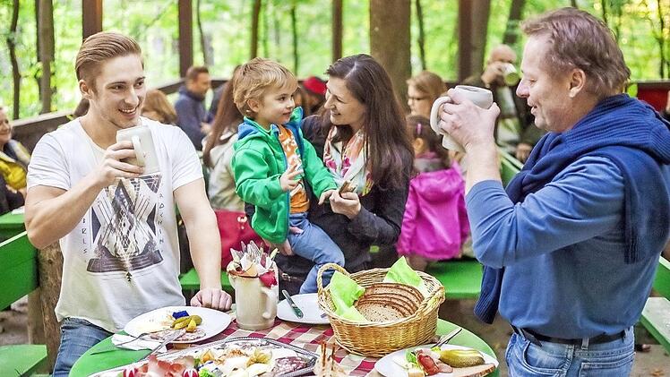 Auf den Bierkellern im Forchheimer Kellerwald fühlen sich alle Generationen wohl.  Foto: Stadt Forchheim