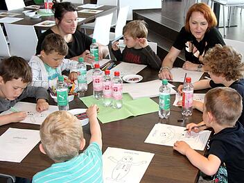 Viele Puma-Mitarbeiterinnen hatten sich als "Kritzelpaten" zur Verfügung gestellt. Foto: Richard Sänger