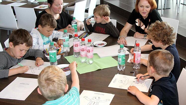 Viele Puma-Mitarbeiterinnen hatten sich als "Kritzelpaten" zur Verfügung gestellt. Foto: Richard Sänger