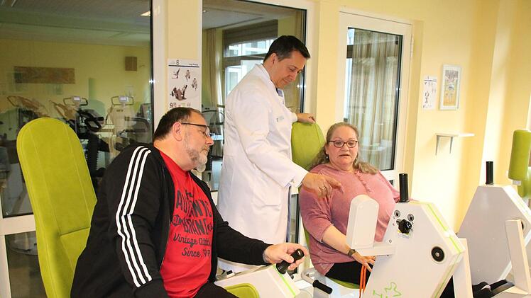 Chefarzt Dr. Klaus Herrmann leitet die Patienten Annegret Hohenfeld  und  Lutz Hähnel an. Ralf Ruppert