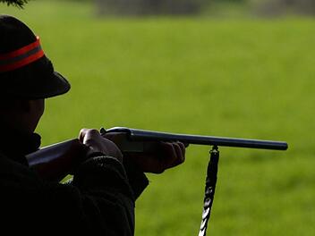 Eine 47-Jährige geht mit ihrem Lebensgefährten auf die Jagd. Dabei wird sie von einem Schuss tödlich getroffen. Nun ist auch der Lebensgefährte selbst plötzlich gestorben. Symbolbild: Felix Kästle/dpa