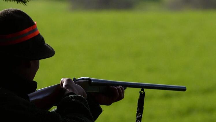 Eine 47-Jährige geht mit ihrem Lebensgefährten auf die Jagd. Dabei wird sie von einem Schuss tödlich getroffen. Nun ist auch der Lebensgefährte selbst plötzlich gestorben. Symbolbild: Felix Kästle/dpa