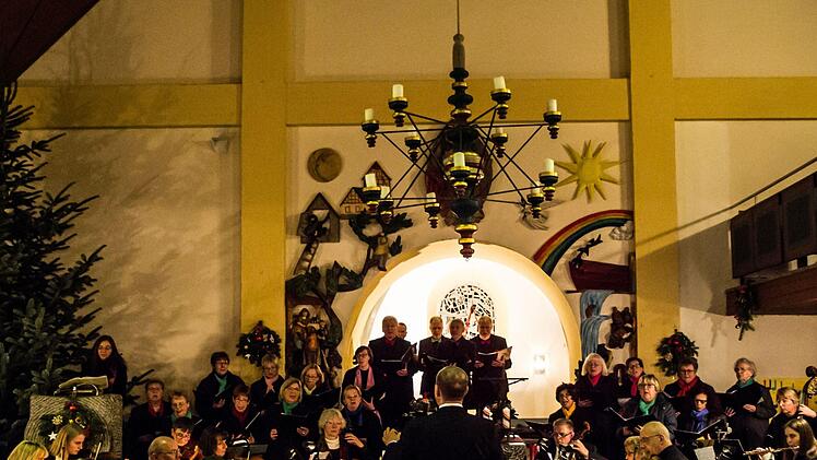 Die Sängervereinigun Bad Rodach und das Collegium musicum Hildburghausen unter der Gesamtleitung von Kirchenmusikdirektor Torsten Sterzik gestalteten ein Konzert in der Kirche St. Salvator in Untersiemau.Foto Jochen Berger