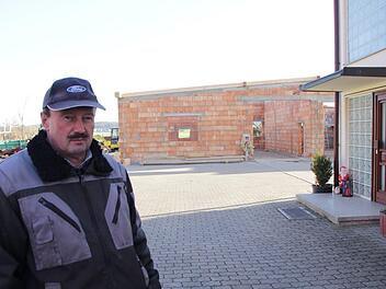 Wilfried Sauer  musste monatelang warten, ehe er mit dem Rohbau für seine neue Halle (im Hintergrund) beginnen konnte.  Foto: Andreas Dorsch