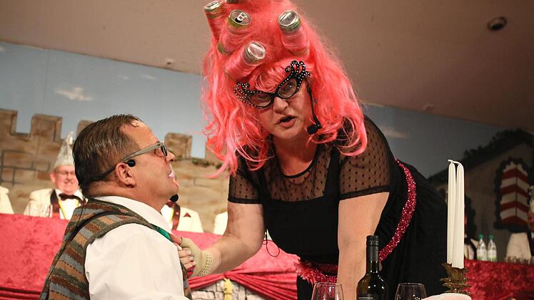 Ja ja. Im Herzen jung. Jedenfalls kann sich der Scharfe Eddi (Lothar Cebertowicz) freuen, denn bei der Scharfen Ruth (Michaela Pottler-Zink) spielen die Hormone verrückt. Alle Fotos: Ralf Naumann