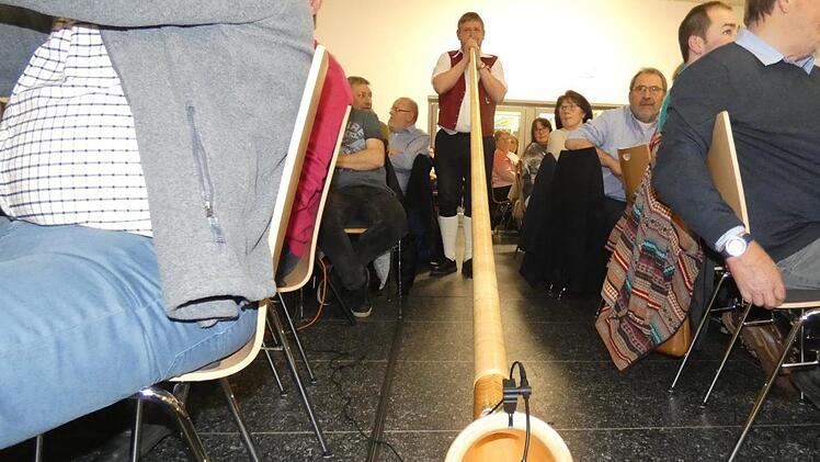 Mit seinem Alphorn begeisterte Elmar Schneidawind die Zuschauer.Christian Licha
