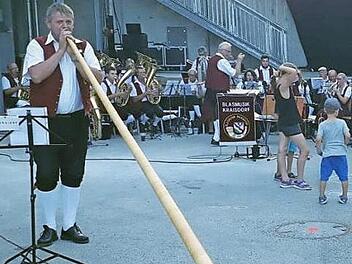 Nicht fehlen darf bei einem Auftritt der Blasmusik Kraisdorf Elmar Schneidawind mit seinem Alphorn. Beim Sommerfest des Klinikums Großhadern demonstrierte er sein Können.  Fotos: Herbert Schönmann