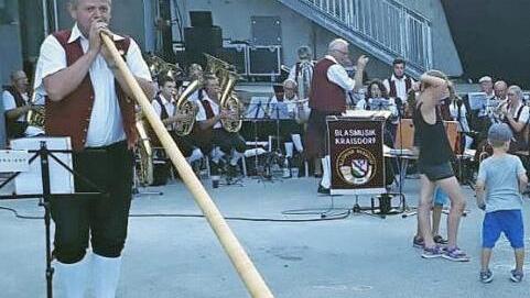 Nicht fehlen darf bei einem Auftritt der Blasmusik Kraisdorf Elmar Schneidawind mit seinem Alphorn. Beim Sommerfest des Klinikums Großhadern demonstrierte er sein Können.  Fotos: Herbert Schönmann