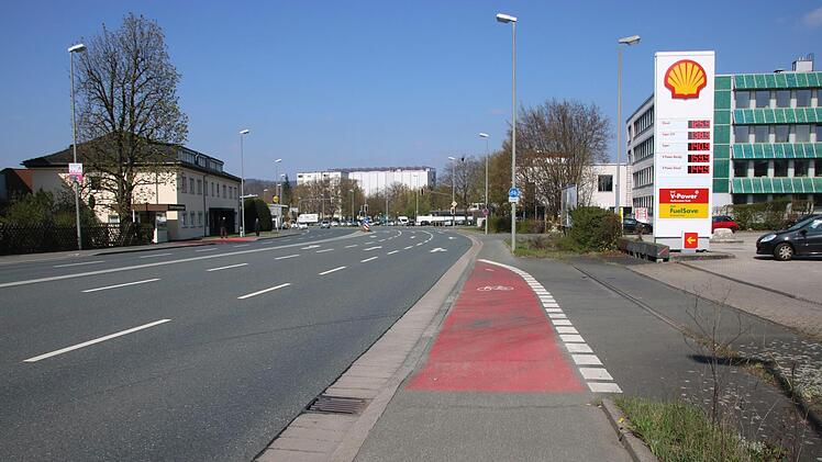 Ausgerechnet in der Einfahrt zur Tankstelle werden Radfahrer vom Gehsteig auf den vielbefahrenen Kreuzstein geleitet. Schon vor knapp zehn Jahren wurde das als großes Problem erkannt. Archiv/Katrin Geyer