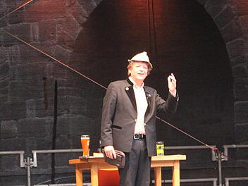 Wenn Frank-Markus Barwasser mit seinem "Cord-Hütli" auf die Bühne tritt, dann spricht Erwin Pelzig unverblümt Klartext.