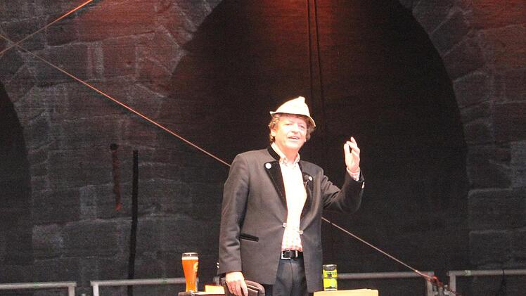 Wenn Frank-Markus Barwasser mit seinem "Cord-Hütli" auf die Bühne tritt, dann spricht Erwin Pelzig unverblümt Klartext.