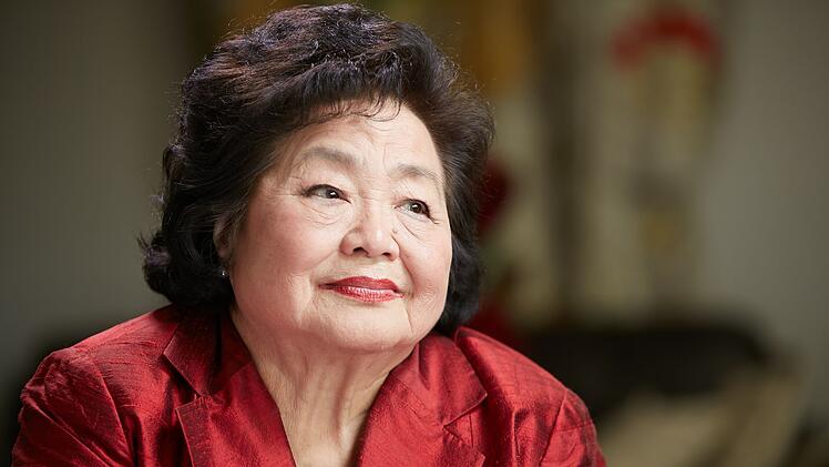 Die damals zwölfjährige Setsuko Thurlow (Foto) überlebte die Atombombe in Hiroshima. Auch sie war verwundert, dass ihre Heimatstadt bis dahin nicht bombardiert wurde. "Wir ahnten nicht, dass die Piloten die Order hatten, Hiroshima unversehrt zu lassen. Und weshalb?" Für ihr Engagement zur atomaren Abrüstung erhielt sie 2017 den Friedensnobelpreis.