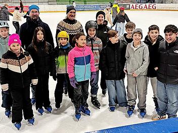 Die &bdquo;j&uuml;ngeren Minis&ldquo; auf dem Eis in der H&ouml;chstadter Arena.