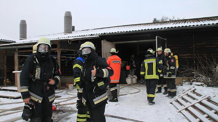 Mit schwerem Atemschutz mussten die  Feuerwehrleute in der Scheune arbeiten.