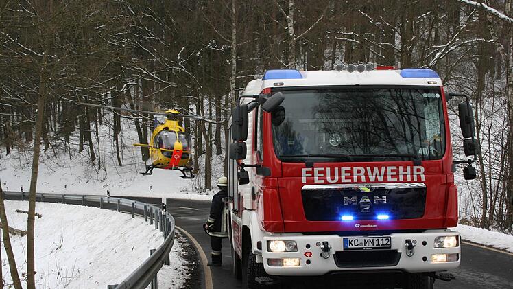 Der Rettungshubschrauber fliegt ohne Patientin davon.