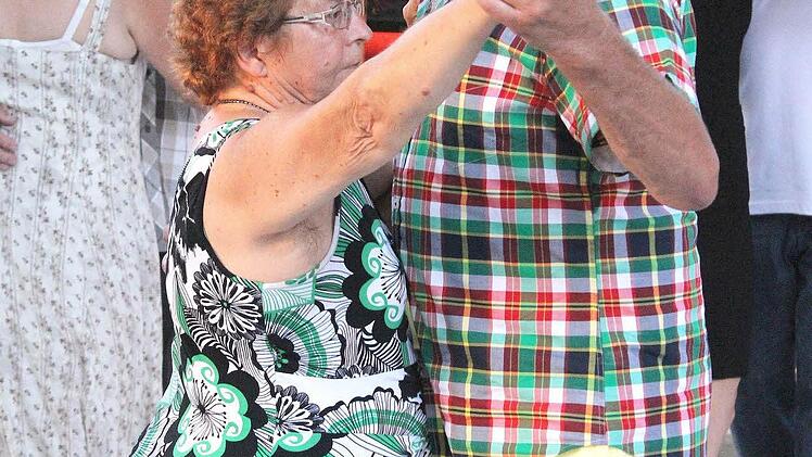 Über 40 Kilometer Anfahrtsweg ist für Wolfgang Sawane und seiner Frau Brunhilde kein Grund, den Biergarten nicht zu besuchen.