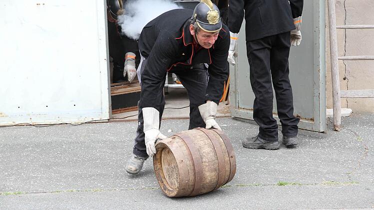 Der Hauptmann persönlich rettete ein Bierfass.