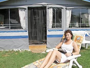 Arzthelferin Monika Dehler aus Mimberg nutzt den Sommer, um auf dem Stadtsteinach Campingplatz richtig zu relaxen.  Foto: Sonja Adam