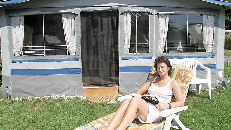 Arzthelferin Monika Dehler aus Mimberg nutzt den Sommer, um auf dem Stadtsteinach Campingplatz richtig zu relaxen.  Foto: Sonja Adam