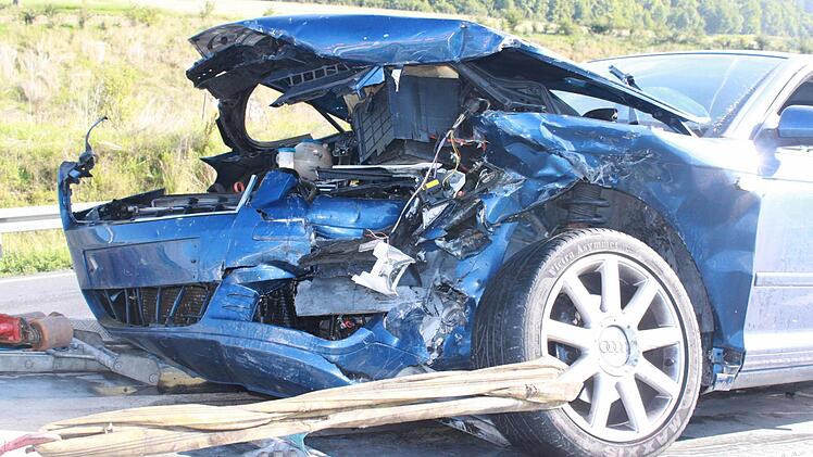 Die Front des total beschädigten Audi  Foto: Friedwald Schedel