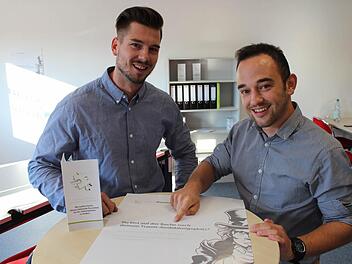 Sie wollen Schulabgänger und Ausbildungsbetriebe zusammenbringen: Marco Weißel (links) und André Ackermann in ihrem neuen Hemhofener Büro. Foto: Andreas Dorsch