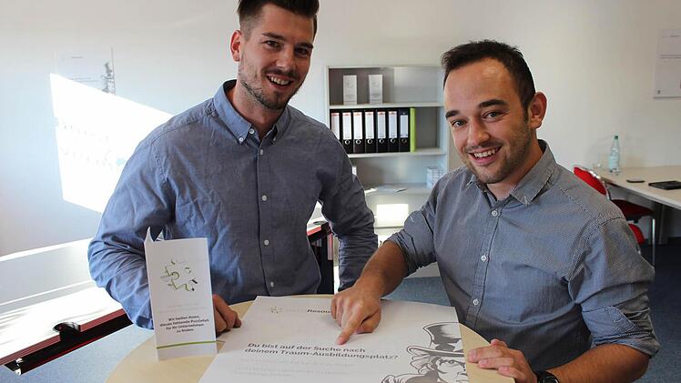 Sie wollen Schulabgänger und Ausbildungsbetriebe zusammenbringen: Marco Weißel (links) und André Ackermann in ihrem neuen Hemhofener Büro. Foto: Andreas Dorsch