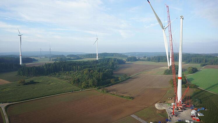 Anschließen wurde das Fertigteil am Mast mit einem Spezialkran in die Höhe gehievt.