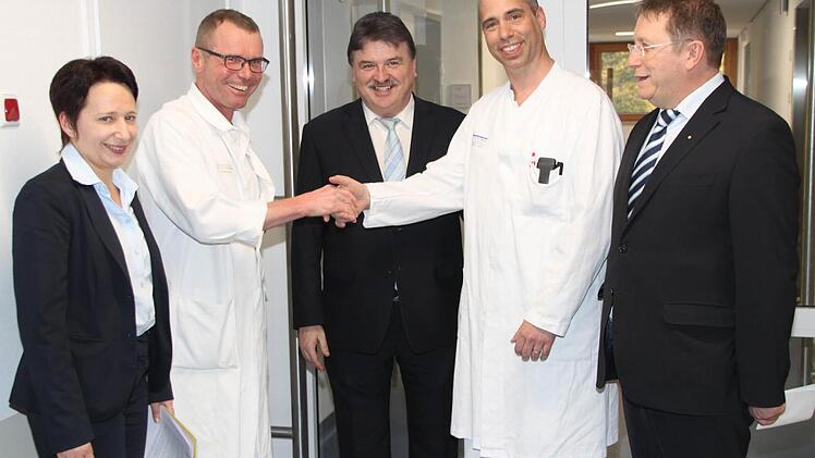 Geschäftsführerin Brigitte Angermann, Leitender Arzt Dr. Gerhard Finkenzeller, Landrat Klaus Peter Söllner (von links) und OB Henry Schramm (rechts) begrüßen den Handchirurgen Dr. Marian Maier im Ärzteteam des Klinikums Kulmbach.
