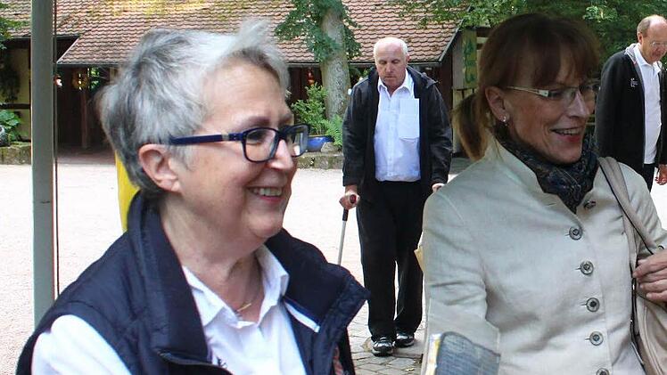 Die Inhaber der Parfümerie Benker, Alexandra Hofmann (links), mit Begleitung. Foto: Jürgen Gärtner