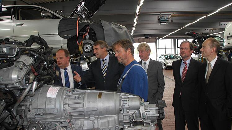 Rundgang durch die Werkstatt im Autohaus Dippold: (von links) Geschäftsführer und Inhaber Werner Burger, der stellvertretende LfA-Vorstandsvorsitzende Thies Claussen, Servicetechniker Robert Beusch, Peter Girndt (Vorstand der Raiffeisenbank Oberland), Bankdirektor Herbert Conradi von der LfA-Förderbank und der Vorstandsvorsitzende der Raiffeisenbank Oberland, Ralph Goller. Foto: Jürgen Gärtner