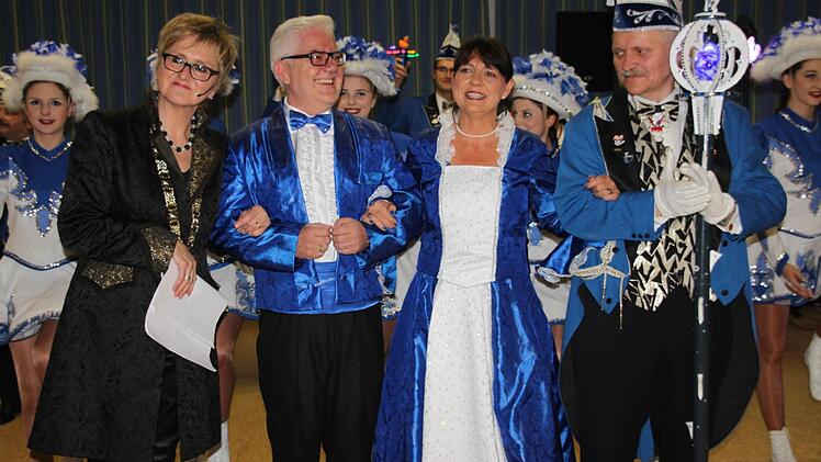 Zeremonienmeister Werner Friedlein (rechts) und Sitzungspräsidentin Christine Friedlein (links) geleiten das neue Prinzenpaar des MCC, Rüdiger I. (Gust) und Andrea II. (Auring) aus Kasendorf in den Saal. Foto: Stephan Stöckel
