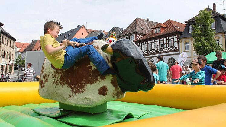 Sekunden vor dem Fall: Kinder konnten auch einen Plastikbullen reiten.  Fotos: Markus Häggberg