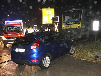 In Coburg hat am Dienstagabend ein Pkw-Fahrer einen Bahnübergang übersehen und ist mit einem Regionalzug kollidiert. Foto: Michael Stelzner