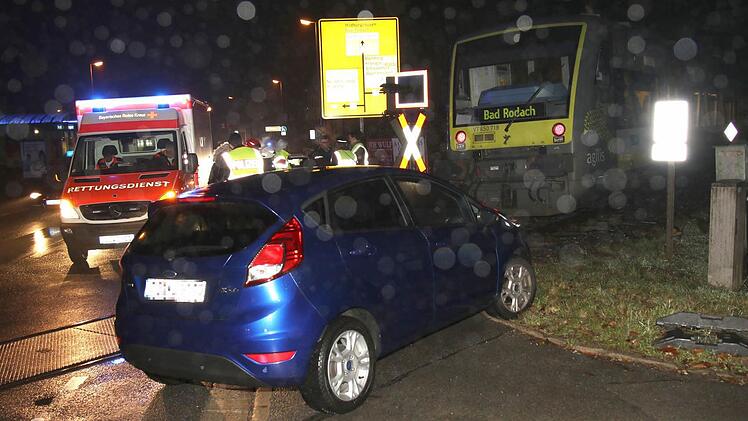 In Coburg hat am Dienstagabend ein Pkw-Fahrer einen Bahnübergang übersehen und ist mit einem Regionalzug kollidiert. Foto: Michael Stelzner