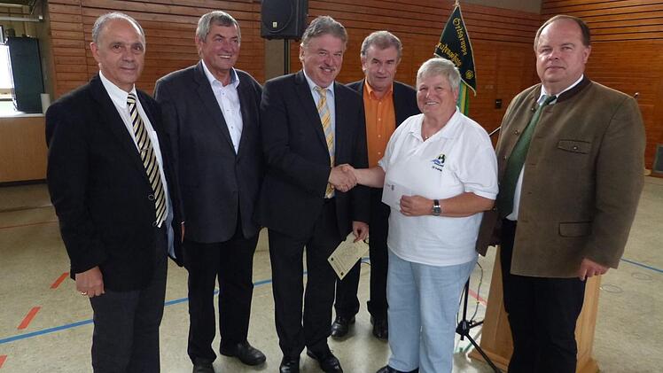 Landrat Klaus Peter Söllner hatte als Geschenk zum Mühlenweg-Jubiläum eine Spende dabei. Von links: Marktleugasts Bürgermeister Franz Uome, Kreisrat Erhard Hildner, Landrat Klaus Peter Söllner, Pressecks Bürgermeister Siegfried Beyer, Obfrau Margitta Hieke und Grafengehaigs Bürgermeister Werner Burger. Foto: Klaus-Peter Wulf