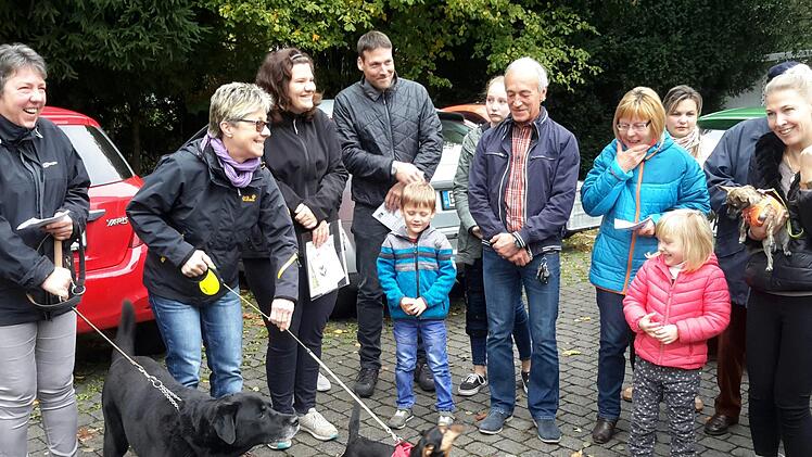 Recht überschaubar gestaltete sich das Interesse an der Tiersegnung in Bad Brückenau. Lediglich drei Hundehalterinnen waren mit ihren Vierbeinern zu der Zeremonie vor der Friedenskirche gekommen. Der Familiengottesdienst stieß allerdings auf große Resonanz.   Rolf Pralle