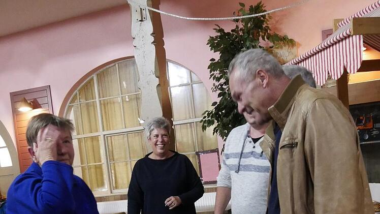 Karin Knoll (links) kann es kaum glauben, den Hauptgewinn zu  bekommen. Foto: Manja von Nida