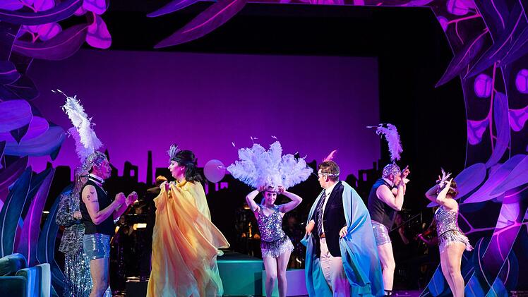 Turbulent und unterhaltsam: Szene aus Eduard Künnekes Operette "Der Vetter aus Dingsda" am Landestheater Coburg.Foto: Sebastian Buff