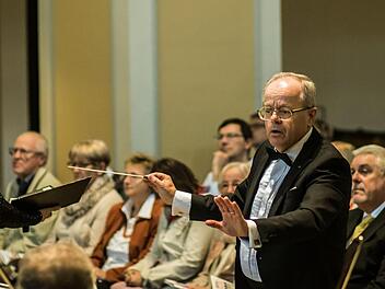 Marius Popp dirigiert bei einem Konzert in der Coburger St.-Moriz-Kirche. Foto: Jochen Berger/Archiv