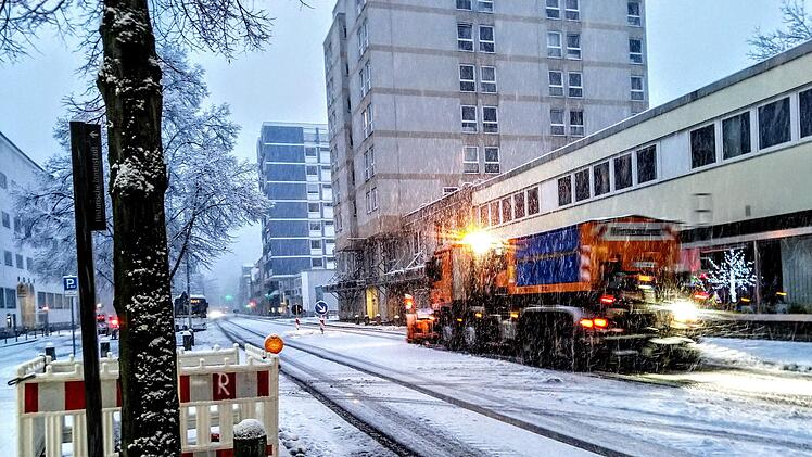 Winterdienst am Samstag in den Morgenstunden in CoburgFoto: Jochen BErger