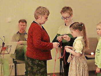 Gemeinsam kn&uuml;pften alle wieder am roten Faden &ndash; der Verbindung zu Gott &ndash; an und sprachen laut aus, wo sie diese Verbindung in ihrem Leben erfahren.