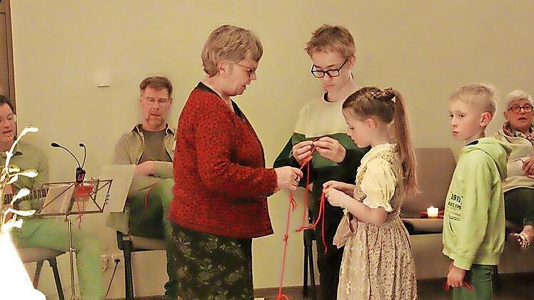 Gemeinsam kn&uuml;pften alle wieder am roten Faden &ndash; der Verbindung zu Gott &ndash; an und sprachen laut aus, wo sie diese Verbindung in ihrem Leben erfahren.