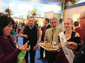 Karpfenkönigin Barbara Römer (rechts) und Teichgenossenschaftsvorsitzender Walter Jakob ließen auf der Grünen Woche in Berlin die Besucher Karpfenchips probieren. Foto: Andreas Dorsch