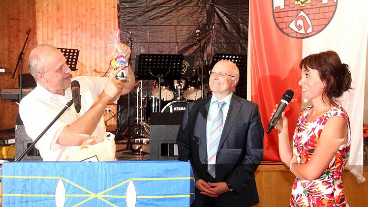 Bürgermeister Gerald Brehm schenkt dem russischen Generalkonsul A.J.Grozow zwei Partnerschafts-Püppchen , die in Gremsdorf gefertigt wurden - rechts Lisa Wedel als Übersetzerin. Foto: Johanna Blum