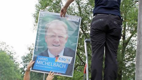 René Boldt (unten) und Patrick Löffler hängen die CSU-Plakate an die Straßenlaternen. Fotos: Vivian Hopf (2), Simone Bastian (2)