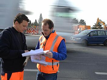 Andreas Helbig von der Straßensicherungsfirma Hahn (l.) bespricht sich mit Projektleiter Harald Thiele vom Staatlichen Bauamt. Foto: Ronald Rinklef