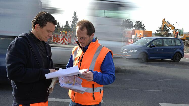 Andreas Helbig von der Straßensicherungsfirma Hahn (l.) bespricht sich mit Projektleiter Harald Thiele vom Staatlichen Bauamt. Foto: Ronald Rinklef