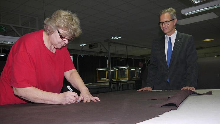 In der Abteilung Lederzuschnitt bei Machalke. Foto: Berthold Köhler