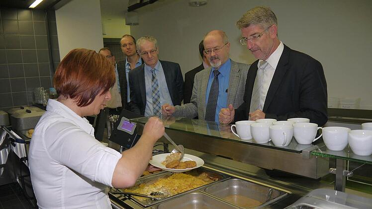 Michael Busch, Jürgen W. Heike und Ronald Bänisch (von rechts) überzeugen sich vom reibungslosen Ablauf des Mensabetriebes mit Küchenchefin Martina Fischer (links) an der Spitze.Foto: Berthold Köhler
