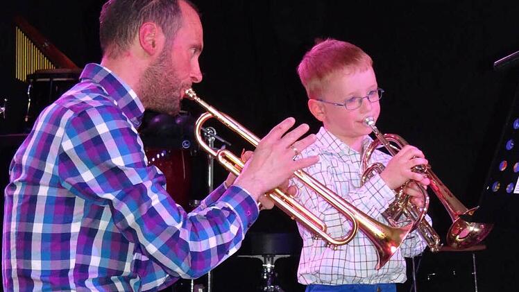 Henning Poley ist mit fünf Jahren der Jüngste, der in der "Ausbildungsstätte Luftgeflüster" Instrumentalunterricht bekommt. Viele Kinder in seinem Alter besuchen derzeit die musikalische Früherziehung und die Grundausbildung, um dann mit viel Wissen ein Blas-, Zupf- oder Schlaginstrument zu lernen. Foto: Johanna Eckert